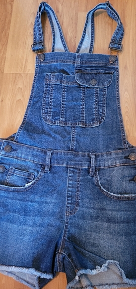 Jean-shorts overalls with North Face toque. Also looks cute with leggings 😊 - Picture 2 of 12